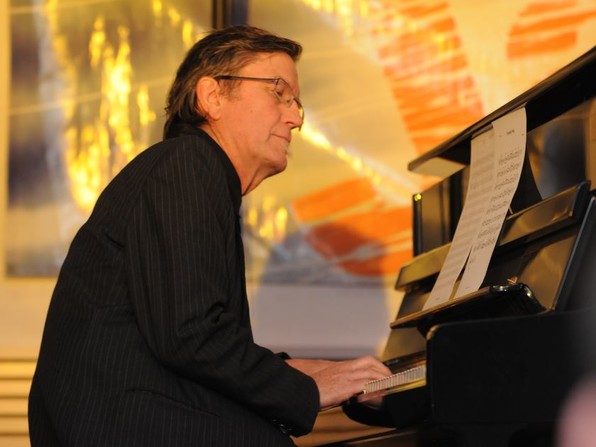 Martin Schrack spielt am Klavier im Schlosskeller Rechberghausen